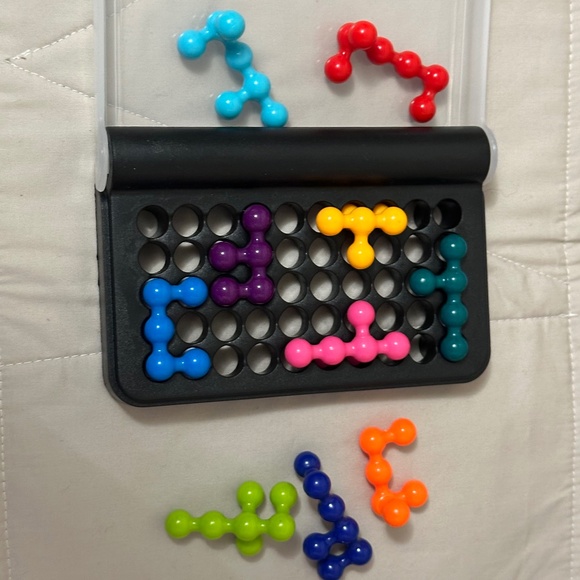 IQ fit. Fun brain teaser/strategy game where you Make the pieces fit together. - Picture 5 of 13